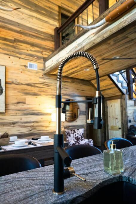 The Big Tex Luxury Cabin Is Epic Брокен-Боу Екстер'єр фото